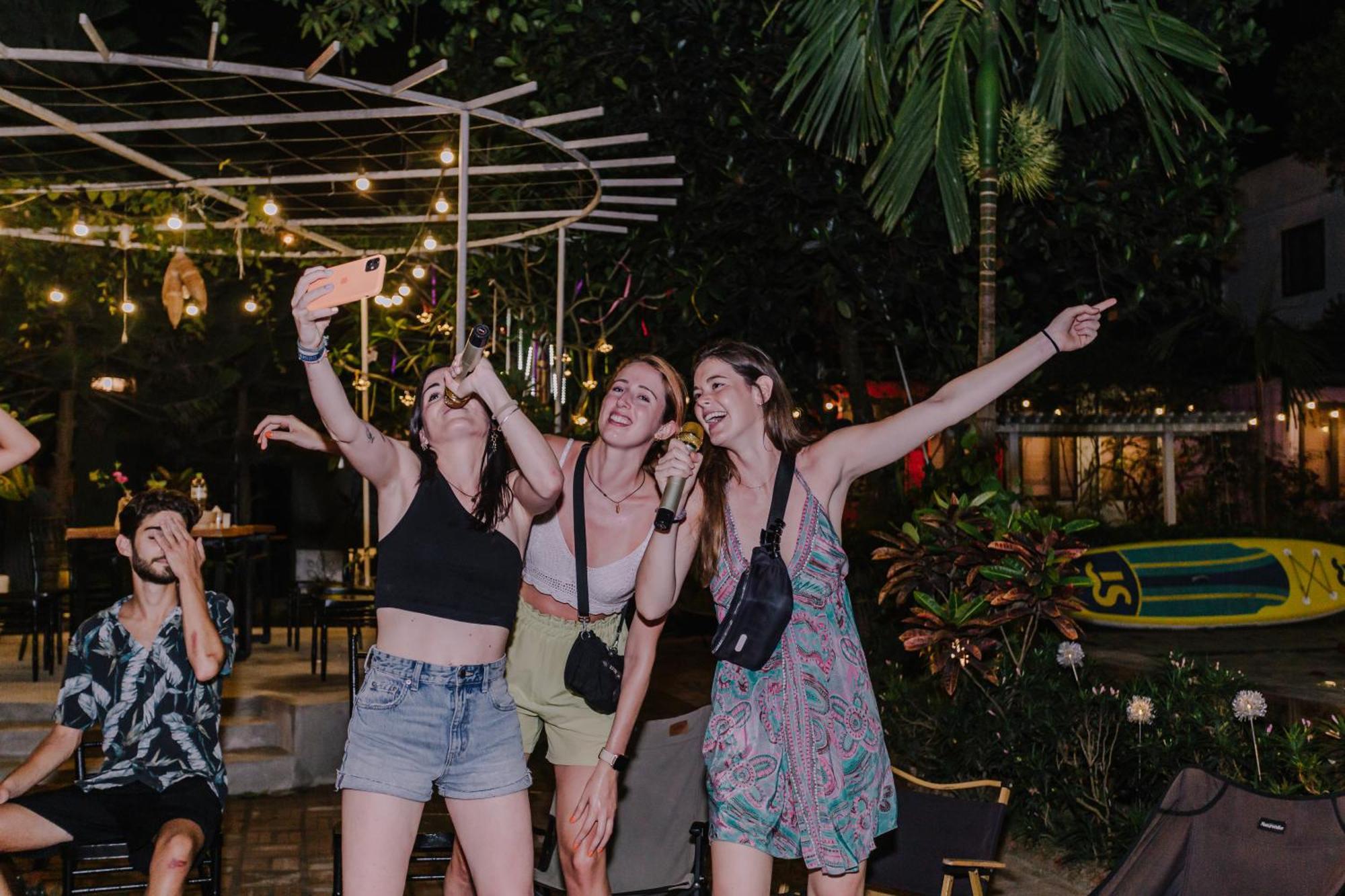 Republic Hostel Cat Ba Xuan Dam ภายนอก รูปภาพ